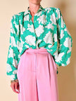 Camicia oversize in seta Jacquard fantasia floreale verde e bianca “Ballon”