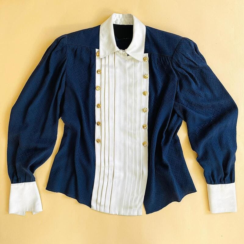 Camicia modello “cadetto” in seta Jaquard blu e raso bianco