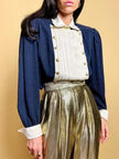 Camicia modello “cadetto” in seta Jaquard blu e raso bianco