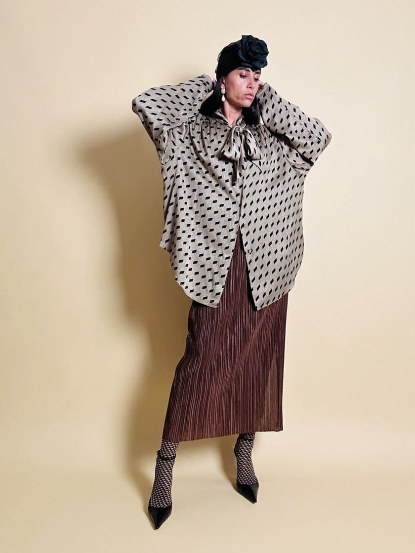 Camicia oversize con fiocco al collo fango e nera