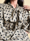 Camicia oversize con fiocco al collo fango e nera