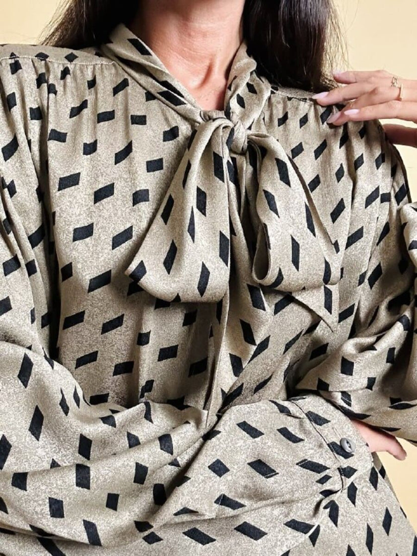 Camicia oversize con fiocco al collo fango e nera