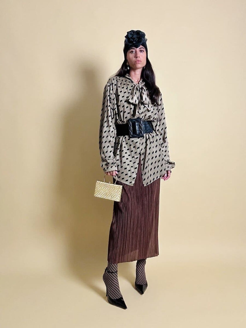 Camicia oversize con fiocco al collo fango e nera