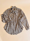 Camicia oversize con fiocco al collo fango e nera