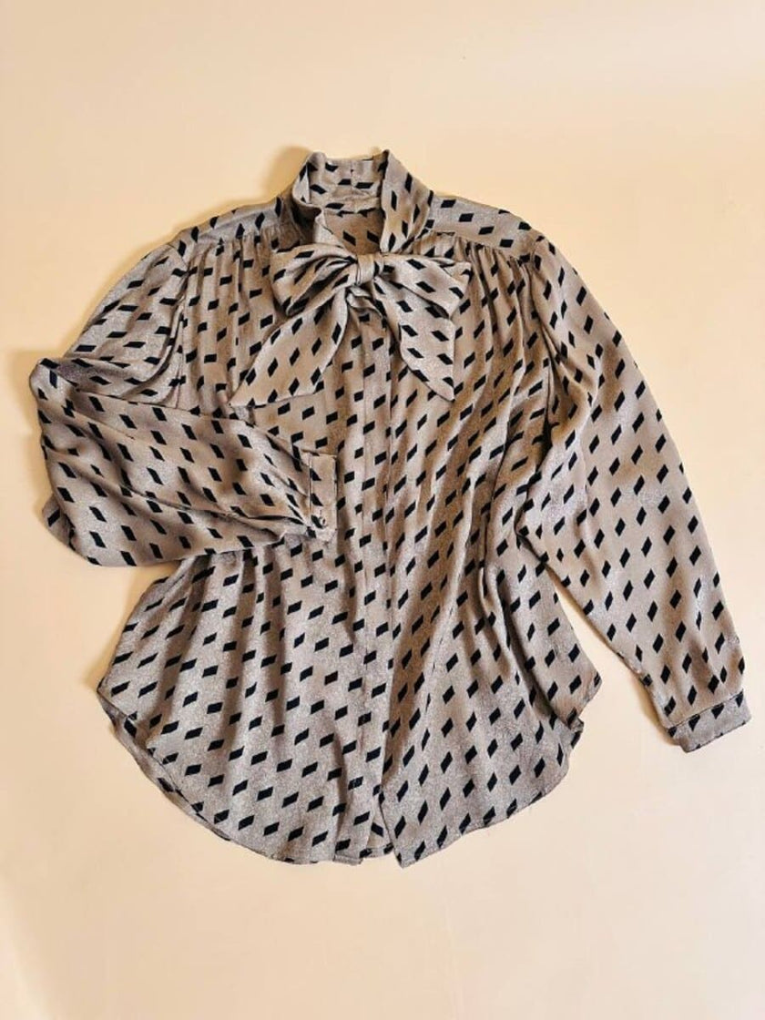 Camicia oversize con fiocco al collo fango e nera