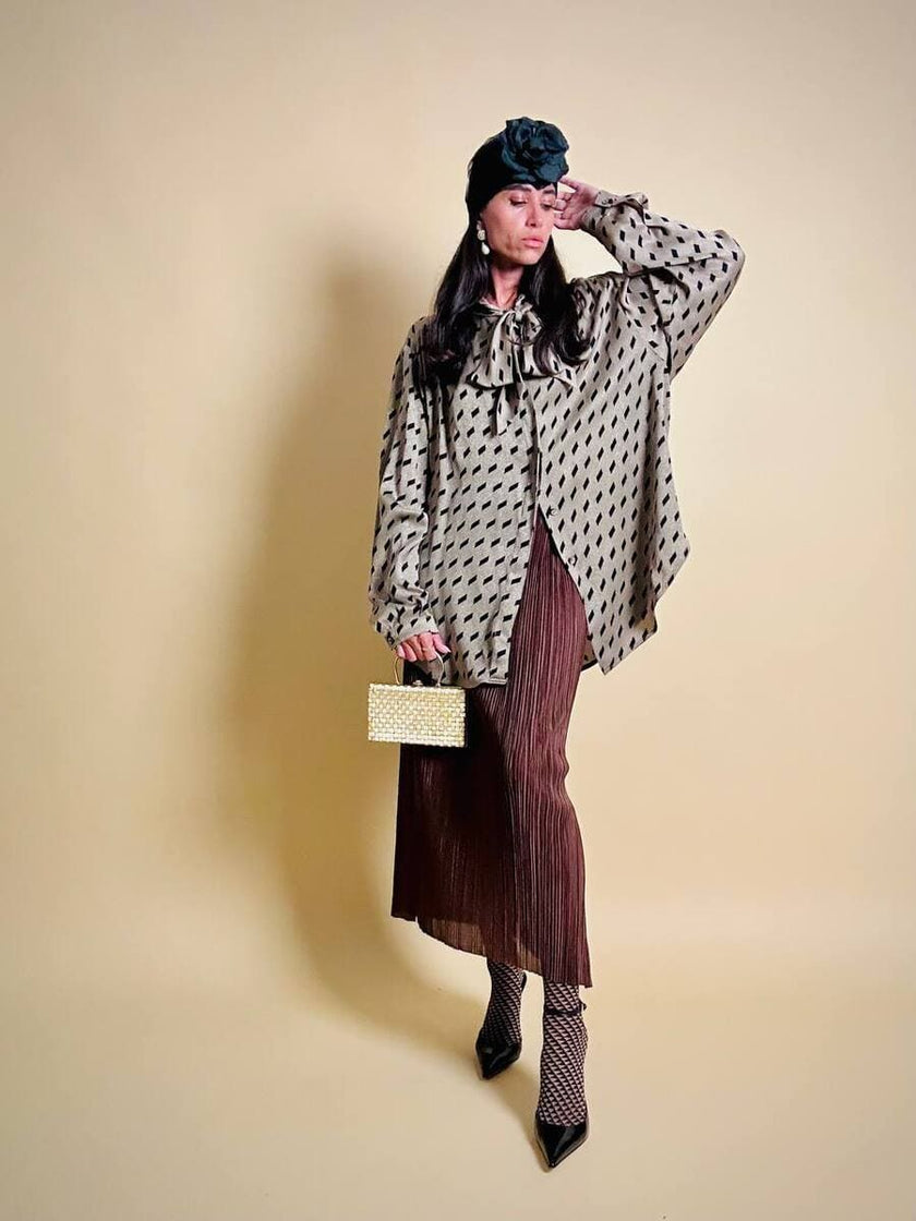 Camicia oversize con fiocco al collo fango e nera