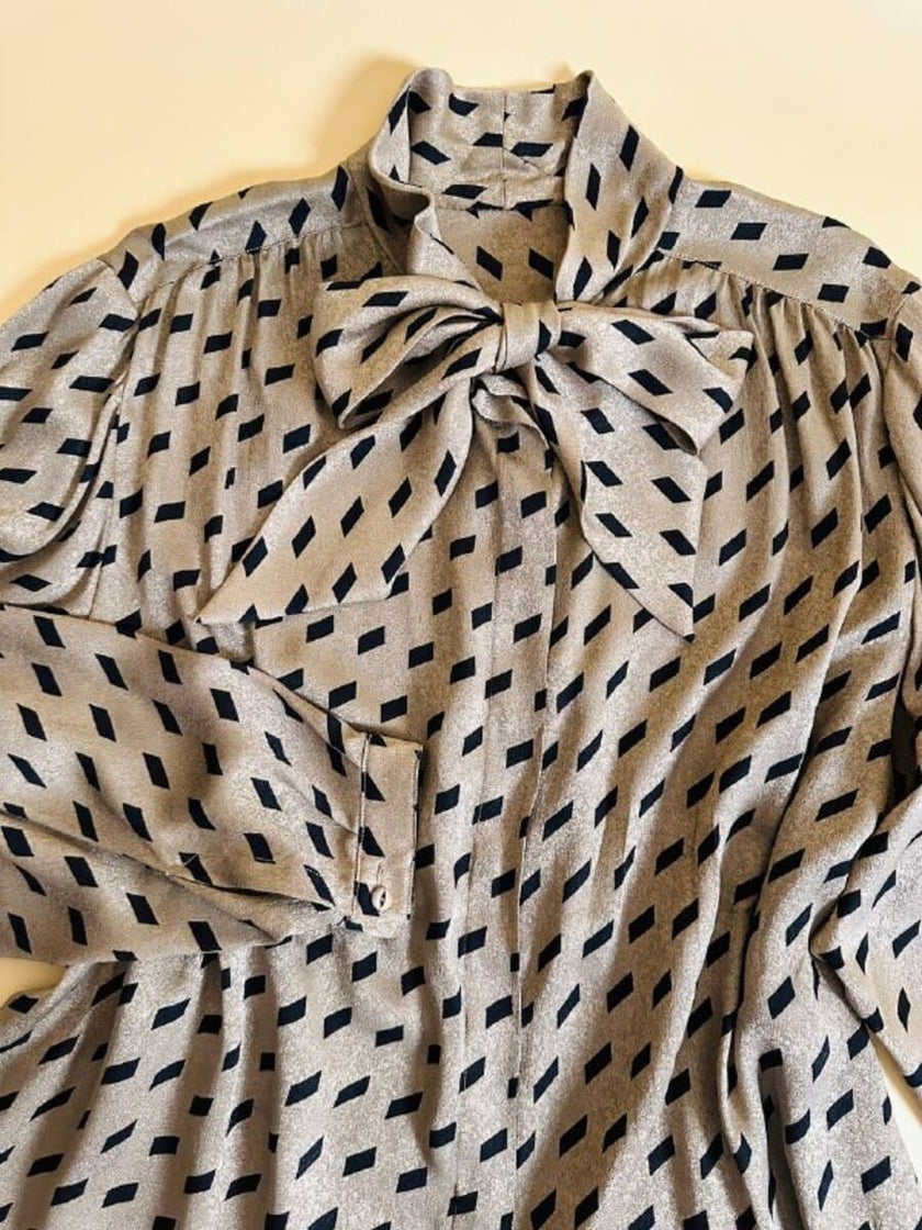 Camicia oversize con fiocco al collo fango e nera