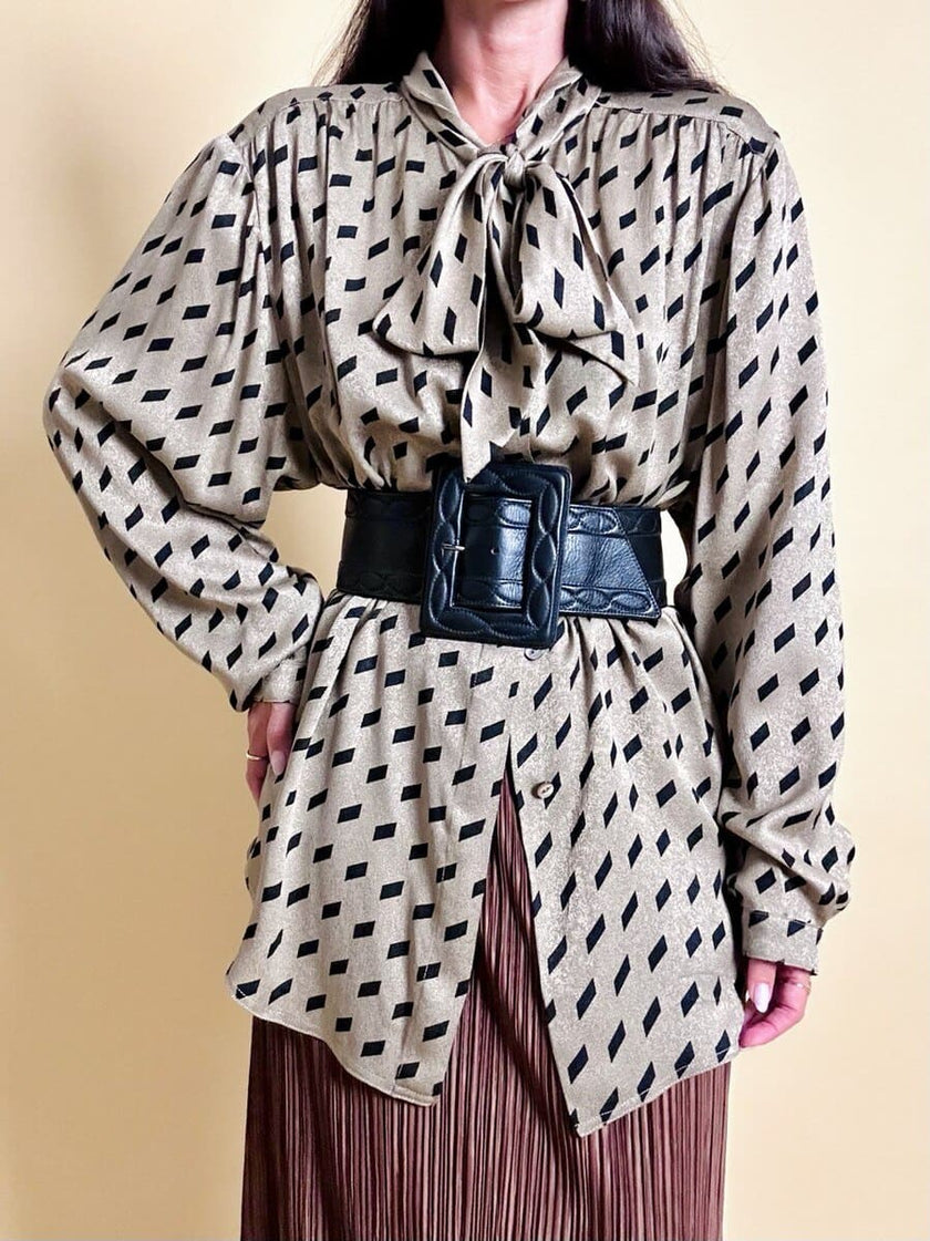 Camicia oversize con fiocco al collo fango e nera