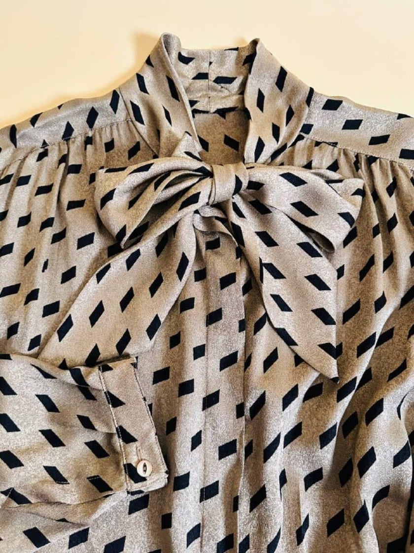 Camicia oversize con fiocco al collo fango e nera