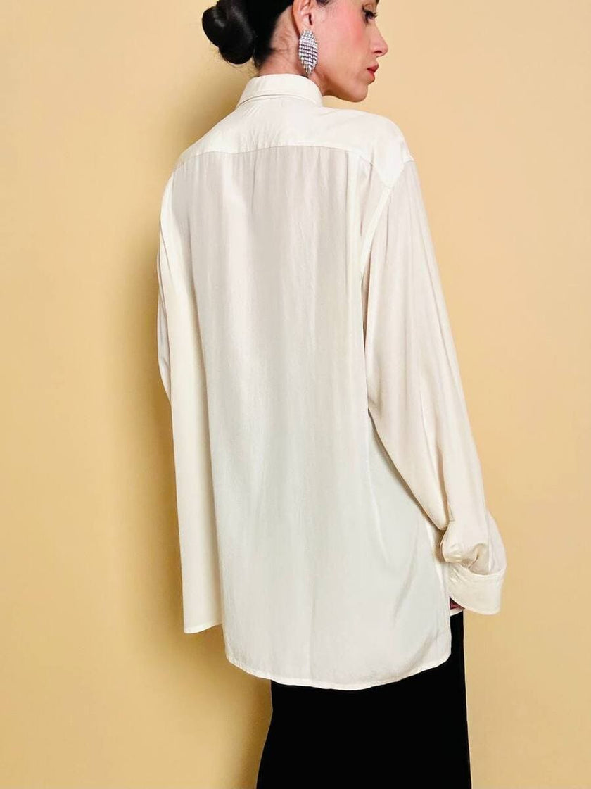 Camicia oversize in seta avorio con abbottonatura asimmetrica “Gigi Pary”