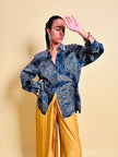 Camicia in raso di seta blu notte con fantasia paisley grigio perla