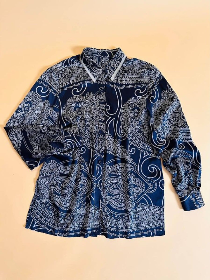 Camicia in raso di seta blu notte con fantasia paisley grigio perla