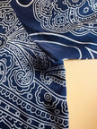 Camicia in raso di seta blu notte con fantasia paisley grigio perla