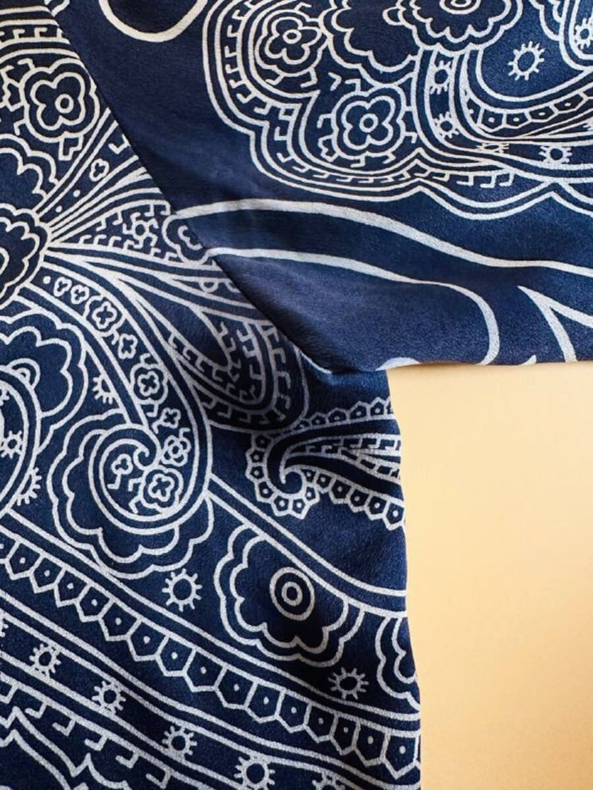 Camicia in raso di seta blu notte con fantasia paisley grigio perla