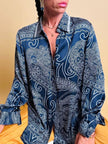 Camicia in raso di seta blu notte con fantasia paisley grigio perla