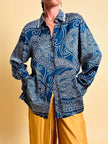 Camicia in raso di seta blu notte con fantasia paisley grigio perla