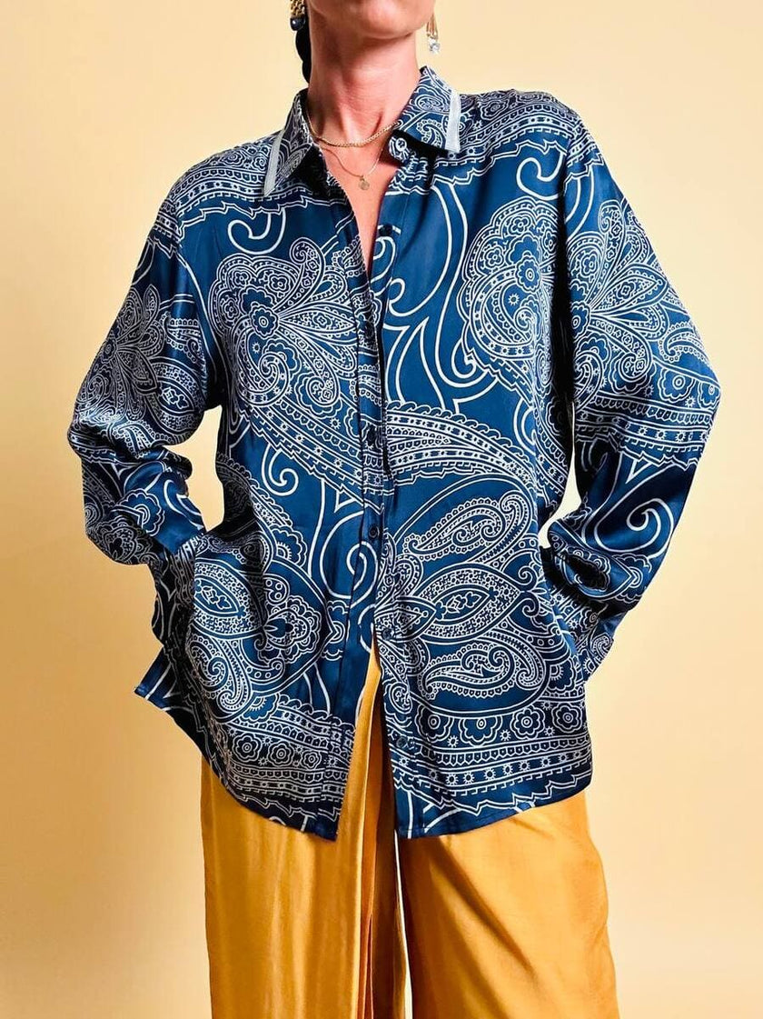 Camicia in raso di seta blu notte con fantasia paisley grigio perla