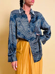 Camicia in raso di seta blu notte con fantasia paisley grigio perla