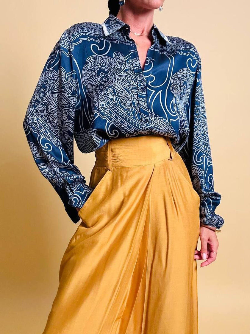 Camicia in raso di seta blu notte con fantasia paisley grigio perla