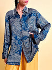 Camicia in raso di seta blu notte con fantasia paisley grigio perla