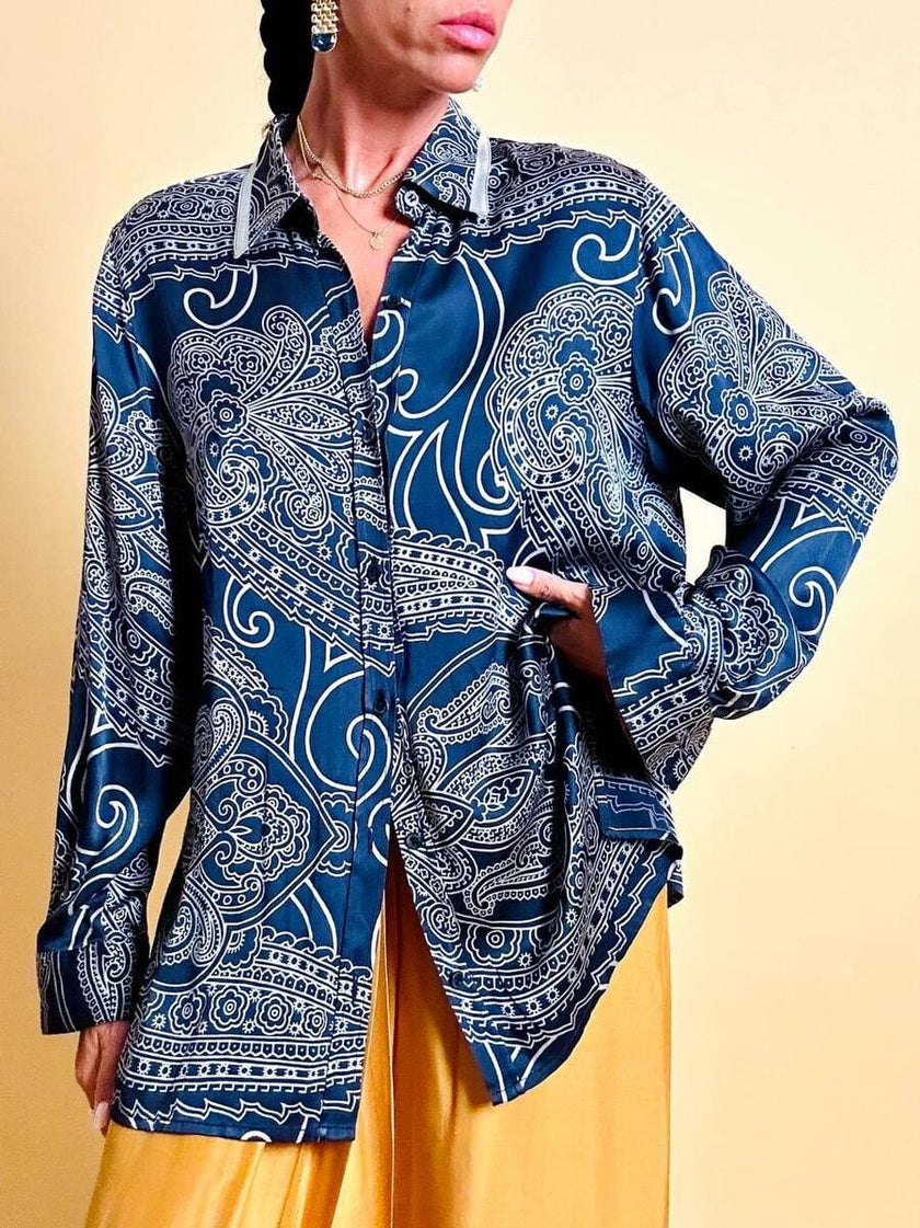 Camicia in raso di seta blu notte con fantasia paisley grigio perla