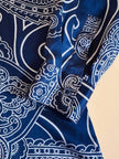 Camicia in raso di seta blu notte con fantasia paisley grigio perla
