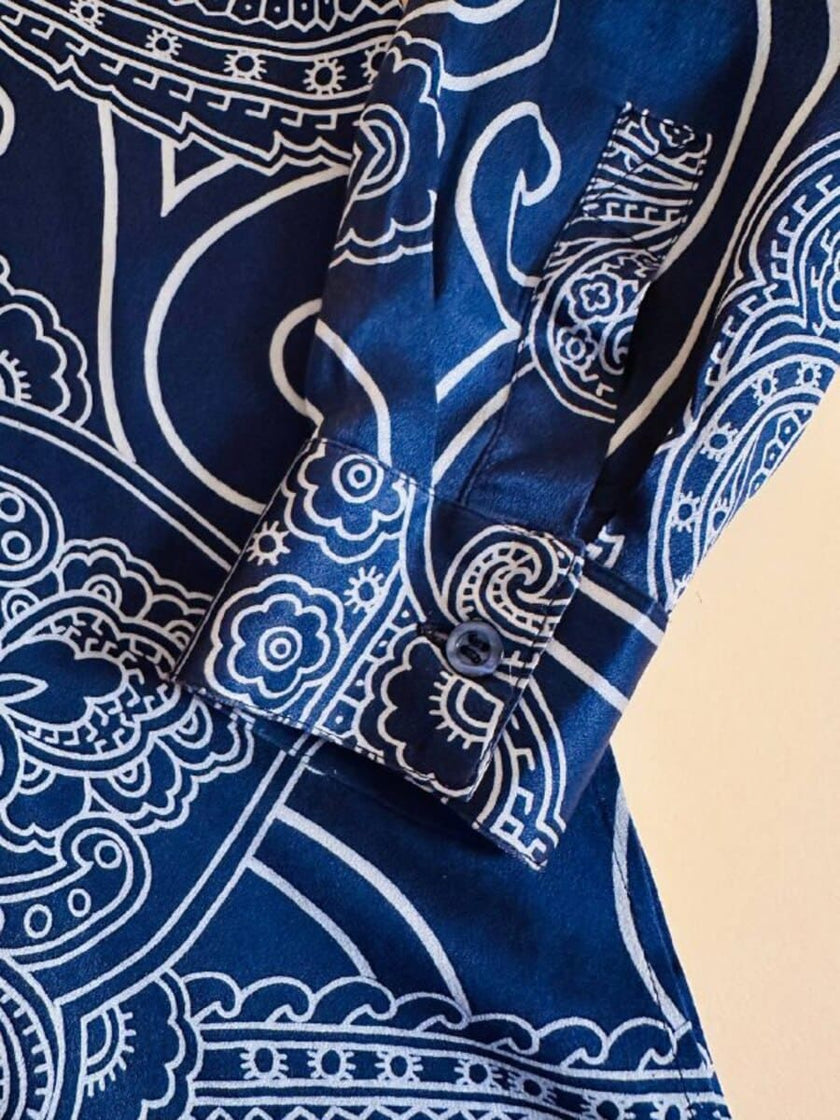 Camicia in raso di seta blu notte con fantasia paisley grigio perla