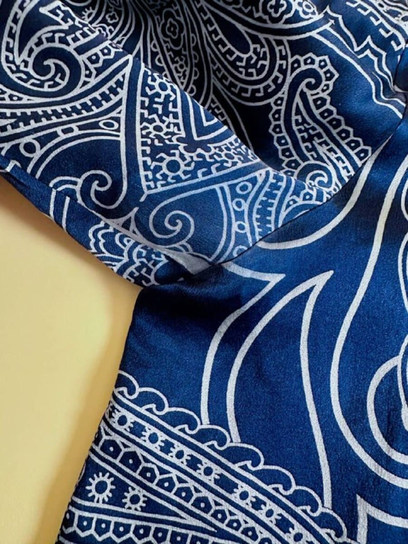 Camicia in raso di seta blu notte con fantasia paisley grigio perla