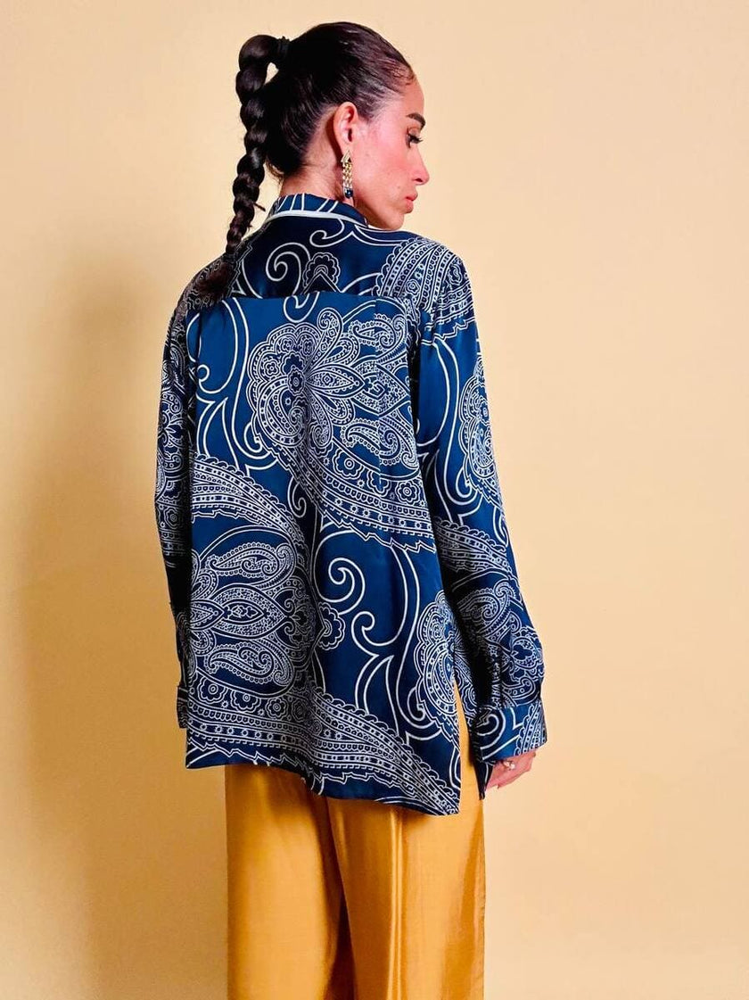 Camicia in raso di seta blu notte con fantasia paisley grigio perla
