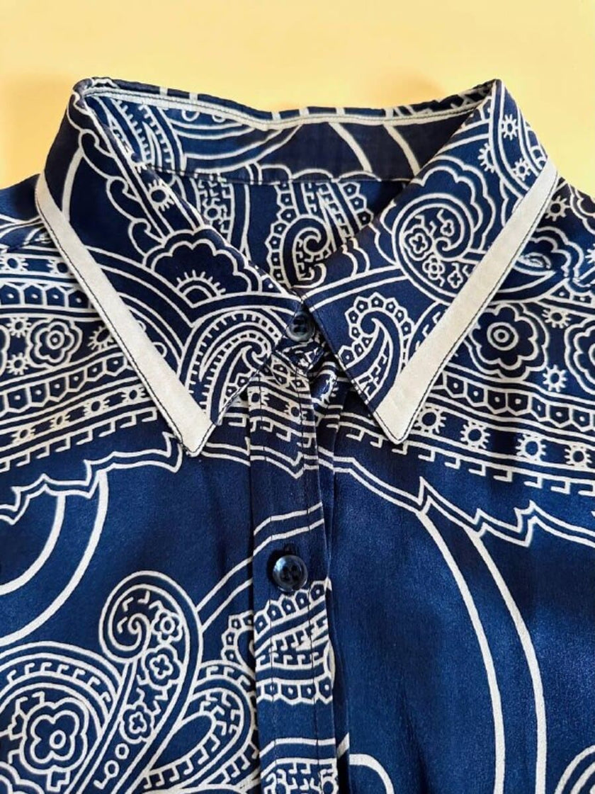Camicia in raso di seta blu notte con fantasia paisley grigio perla