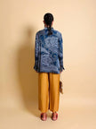 Camicia in raso di seta blu notte con fantasia paisley grigio perla