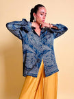 Camicia in raso di seta blu notte con fantasia paisley grigio perla