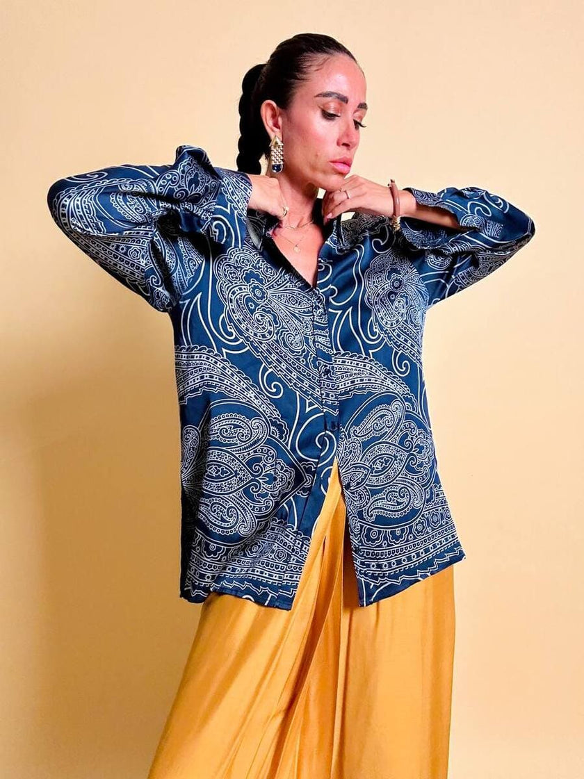 Camicia in raso di seta blu notte con fantasia paisley grigio perla