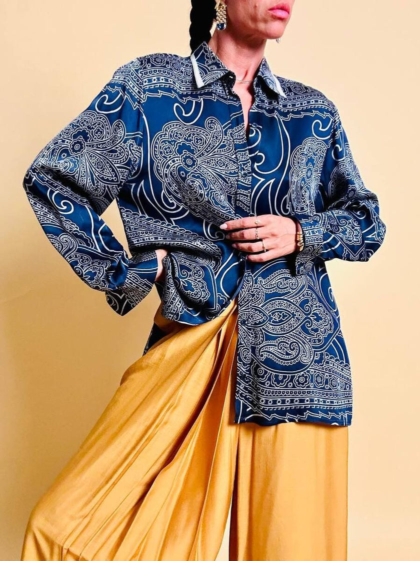 Camicia in raso di seta blu notte con fantasia paisley grigio perla