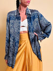 Camicia in raso di seta blu notte con fantasia paisley grigio perla
