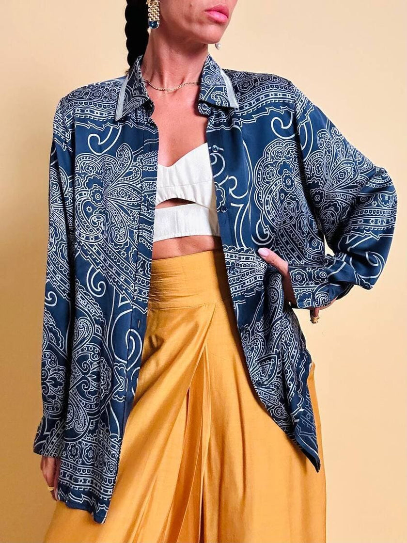 Camicia in raso di seta blu notte con fantasia paisley grigio perla