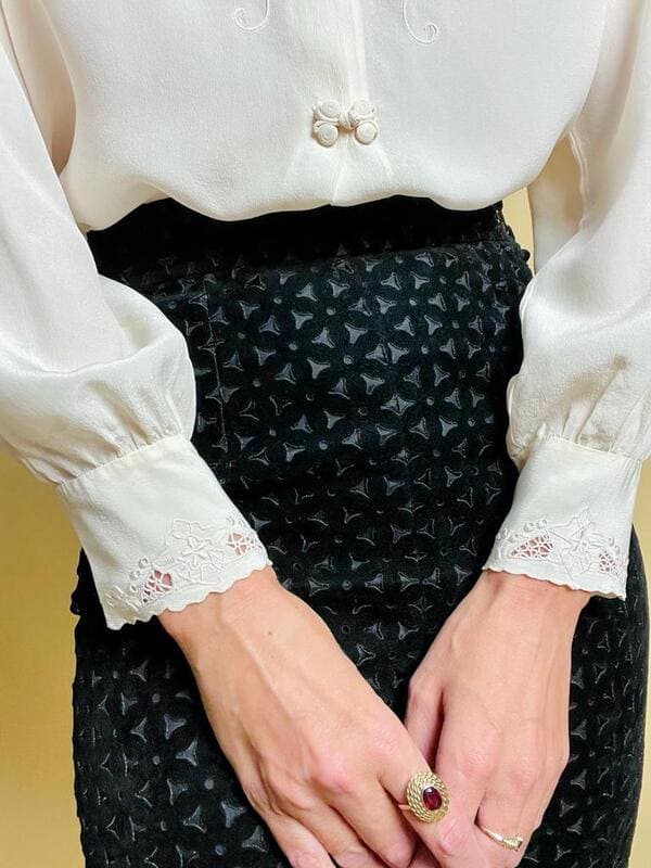 Camicia in seta avorio con pizzo ricamato a mano