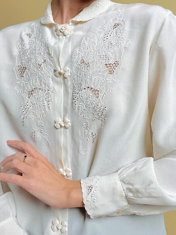 Camicia in seta avorio con pizzo ricamato a mano