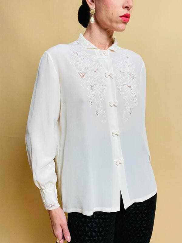 Camicia in seta avorio con pizzo ricamato a mano