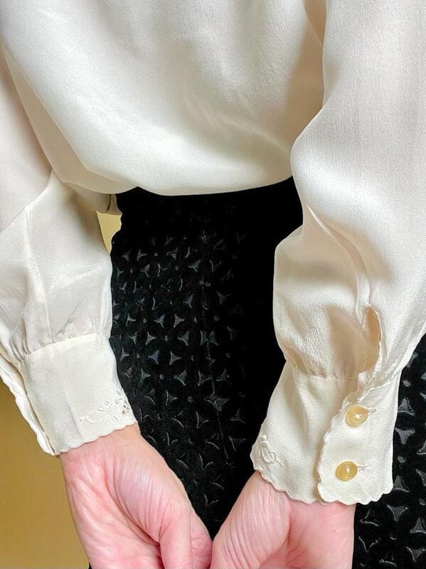 Camicia in seta avorio con pizzo ricamato a mano
