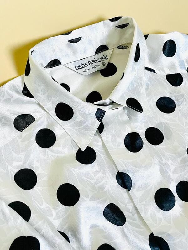 Camicia in raso bianco a pois neri