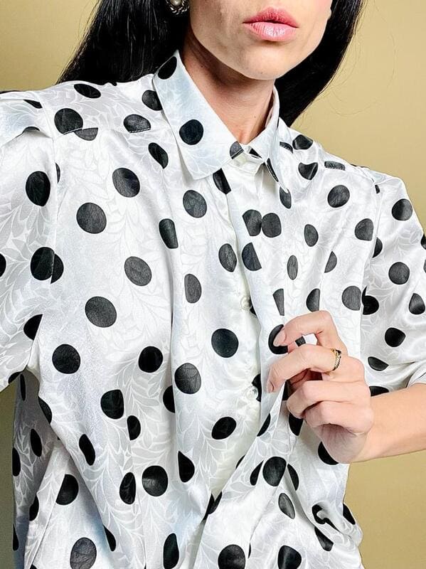 Camicia in raso bianco a pois neri