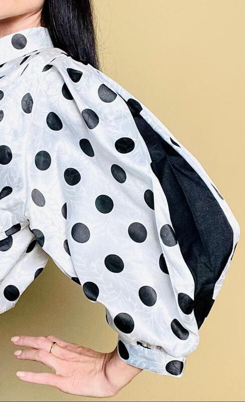 Camicia in raso bianco a pois neri