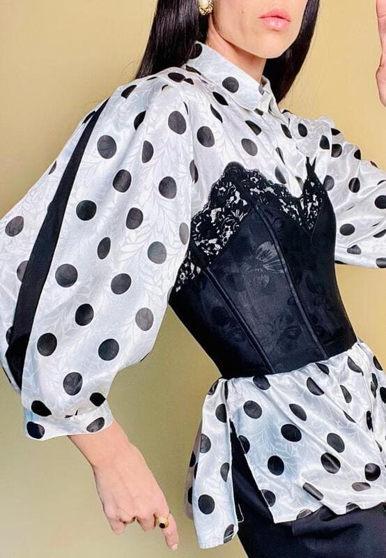 Camicia in raso bianco a pois neri