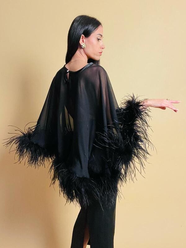 Cappa in chiffon con piume di marabù