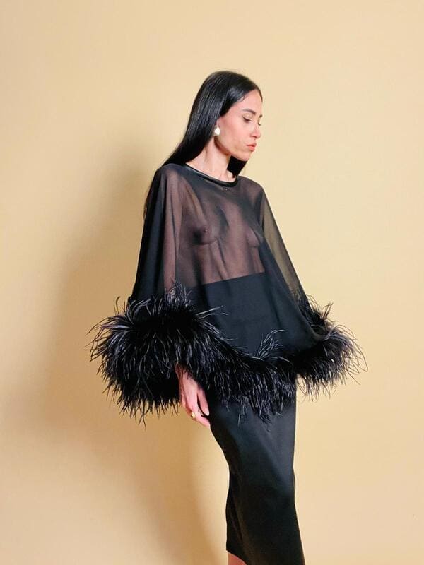 Cappa in chiffon con piume di marabù