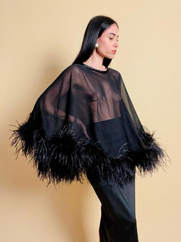 Cappa in chiffon con piume di marabù