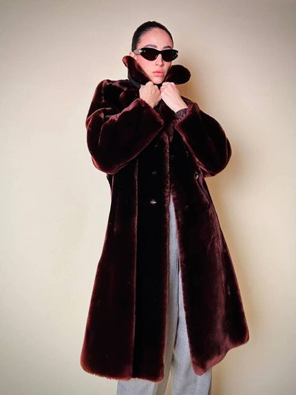 Cappotto doppiopetto in montone rasato rosso marrone