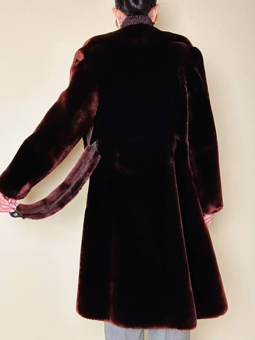 Cappotto doppiopetto in montone rasato rosso marrone