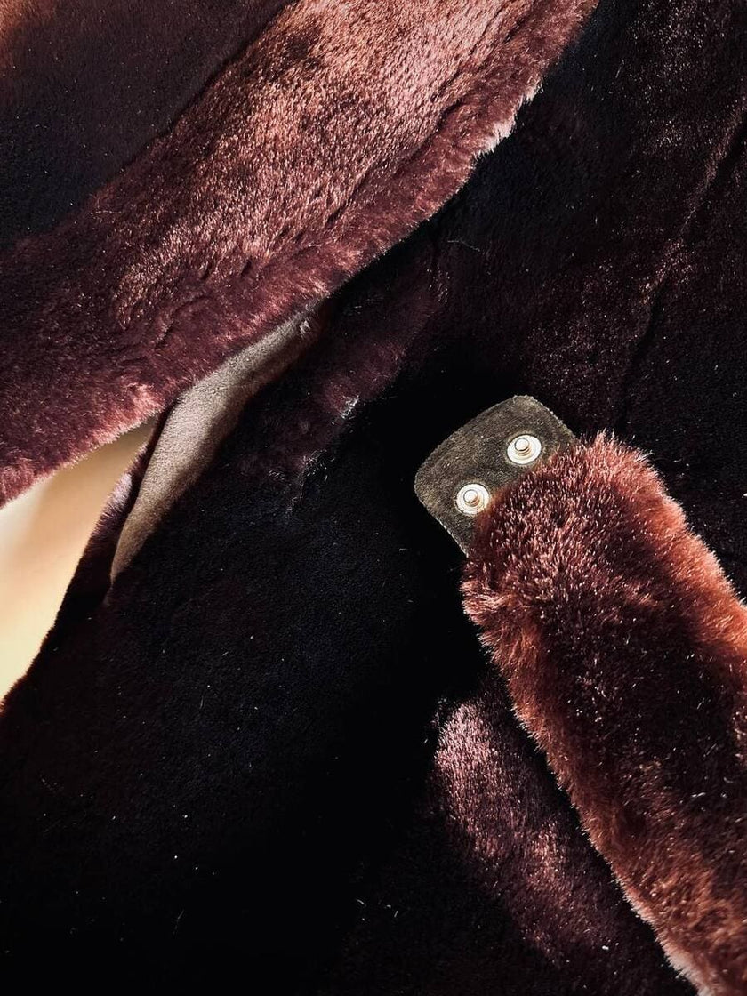 Cappotto doppiopetto in montone rasato rosso marrone